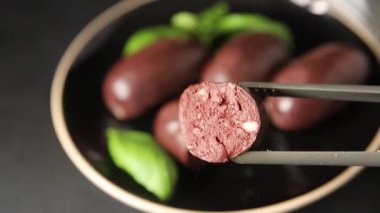 Siyah puding sosis taze lezzetli gurme yemek arkaplanı masanın üstünde rustik yemek üst görünümü fotokopi alanı