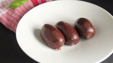 Siyah puding sosis taze lezzetli gurme yemek arkaplanı masanın üstünde rustik yemek üst görünümü fotokopi alanı
