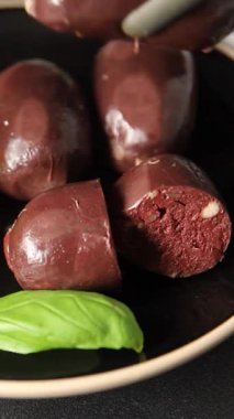 Siyah puding sosis taze lezzetli gurme yemek arkaplanı masanın üstünde rustik yemek üst görünümü fotokopi alanı