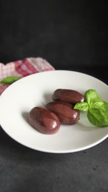 Siyah puding sosis taze lezzetli gurme yemek arkaplanı masanın üstünde rustik yemek üst görünümü fotokopi alanı