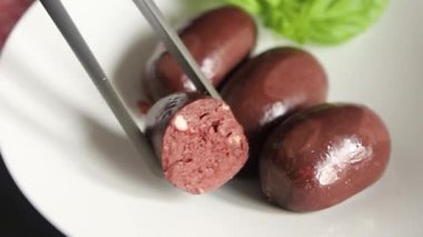 Siyah puding sosis taze lezzetli gurme yemek arkaplanı masanın üstünde rustik yemek üst görünümü fotokopi alanı