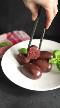 Siyah puding sosis taze lezzetli gurme yemek arkaplanı masanın üstünde rustik yemek üst görünümü fotokopi alanı