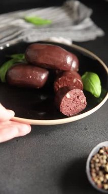 Siyah puding sosis taze lezzetli gurme yemek arkaplanı masanın üstünde rustik yemek üst görünümü fotokopi alanı