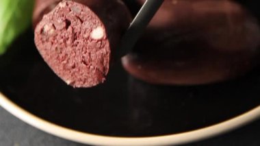 Siyah puding sosis taze lezzetli gurme yemek arkaplanı masanın üstünde rustik yemek üst görünümü fotokopi alanı