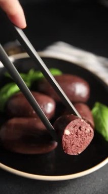 Siyah puding sosis taze lezzetli gurme yemek arkaplanı masanın üstünde rustik yemek üst görünümü fotokopi alanı