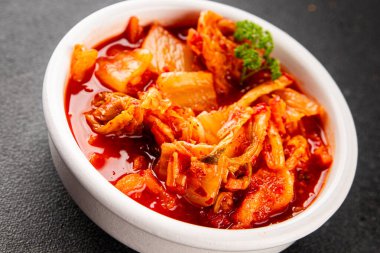 Kimçi salatalı lahana turşusu baharatlı baharatlı sebzeler lezzetli gurme yemek arkaplanı masanın üstünde rustik yiyecekler fotokopi alanı vejetaryen ve vejetaryen yemekleri.