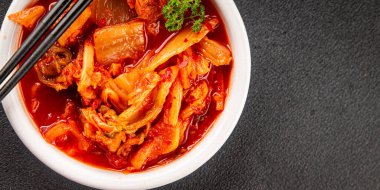 Kimçi salatalı lahana turşusu baharatlı baharatlı sebzeler lezzetli gurme yemek arkaplanı masanın üstünde rustik yiyecekler fotokopi alanı vejetaryen ve vejetaryen yemekleri.