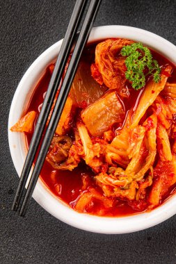 Kimçi salatalı lahana turşusu baharatlı baharatlı sebzeler lezzetli gurme yemek arkaplanı masanın üstünde rustik yiyecekler fotokopi alanı vejetaryen ve vejetaryen yemekleri.