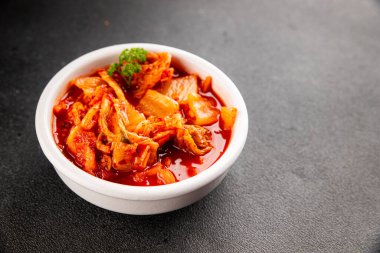 Kimçi salatalı lahana turşusu baharatlı baharatlı sebzeler lezzetli gurme yemek arkaplanı masanın üstünde rustik yiyecekler fotokopi alanı vejetaryen ve vejetaryen yemekleri.