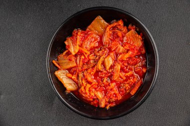 Kimçi salatalı lahana turşusu baharatlı baharatlı sebzeler lezzetli gurme yemek arkaplanı masanın üstünde rustik yiyecekler fotokopi alanı vejetaryen ve vejetaryen yemekleri.