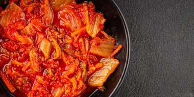 Kimçi salatalı lahana turşusu baharatlı baharatlı sebzeler lezzetli gurme yemek arkaplanı masanın üstünde rustik yiyecekler fotokopi alanı vejetaryen ve vejetaryen yemekleri.