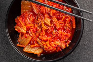 Kimçi salatalı lahana turşusu baharatlı baharatlı sebzeler lezzetli gurme yemek arkaplanı masanın üstünde rustik yiyecekler fotokopi alanı vejetaryen ve vejetaryen yemekleri.