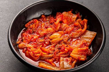 Kimçi salatalı lahana turşusu baharatlı baharatlı sebzeler lezzetli gurme yemek arkaplanı masanın üstünde rustik yiyecekler fotokopi alanı vejetaryen ve vejetaryen yemekleri.