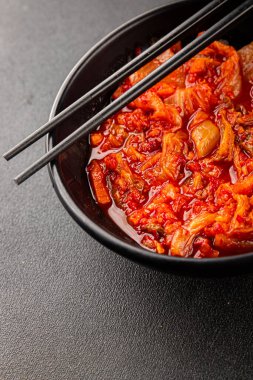 Kimçi salatalı lahana turşusu baharatlı baharatlı sebzeler lezzetli gurme yemek arkaplanı masanın üstünde rustik yiyecekler fotokopi alanı vejetaryen ve vejetaryen yemekleri.