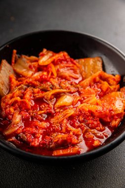 Kimçi salatalı lahana turşusu baharatlı baharatlı sebzeler lezzetli gurme yemek arkaplanı masanın üstünde rustik yiyecekler fotokopi alanı vejetaryen ve vejetaryen yemekleri.