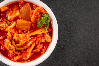 Kimçi salatalı lahana turşusu baharatlı baharatlı sebzeler lezzetli gurme yemek arkaplanı masanın üstünde rustik yiyecekler fotokopi alanı vejetaryen ve vejetaryen yemekleri.