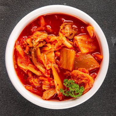 Kimçi salatalı lahana turşusu baharatlı baharatlı sebzeler lezzetli gurme yemek arkaplanı masanın üstünde rustik yiyecekler fotokopi alanı vejetaryen ve vejetaryen yemekleri.