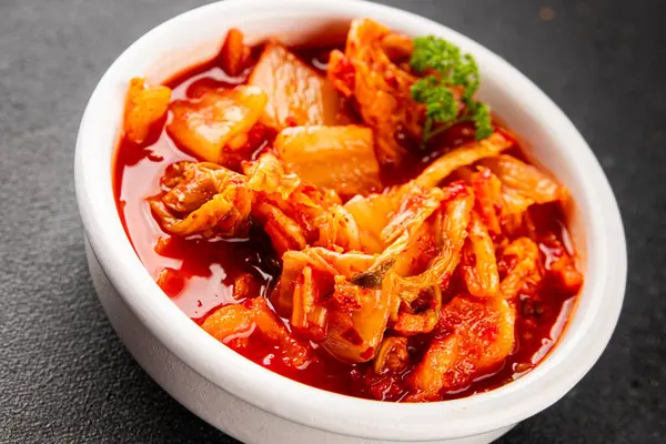 Kimçi salatalı lahana turşusu baharatlı baharatlı sebzeler lezzetli gurme yemek arkaplanı masanın üstünde rustik yiyecekler fotokopi alanı vejetaryen ve vejetaryen yemekleri.