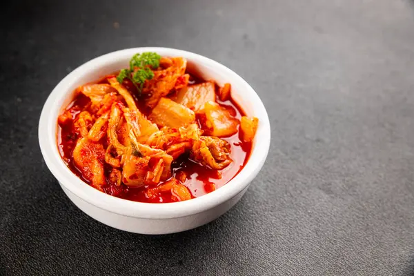 Kimçi salatalı lahana turşusu baharatlı baharatlı sebzeler lezzetli gurme yemek arkaplanı masanın üstünde rustik yiyecekler fotokopi alanı vejetaryen ve vejetaryen yemekleri.