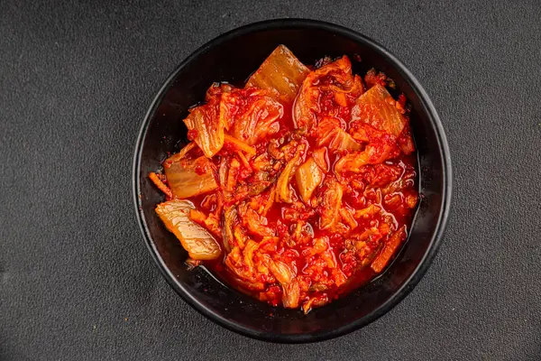 Kimçi salatalı lahana turşusu baharatlı baharatlı sebzeler lezzetli gurme yemek arkaplanı masanın üstünde rustik yiyecekler fotokopi alanı vejetaryen ve vejetaryen yemekleri.