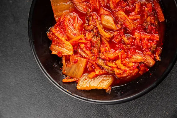 Kimçi salatalı lahana turşusu baharatlı baharatlı sebzeler lezzetli gurme yemek arkaplanı masanın üstünde rustik yiyecekler fotokopi alanı vejetaryen ve vejetaryen yemekleri.