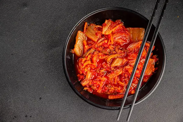 Kimçi salatalı lahana turşusu baharatlı baharatlı sebzeler lezzetli gurme yemek arkaplanı masanın üstünde rustik yiyecekler fotokopi alanı vejetaryen ve vejetaryen yemekleri.