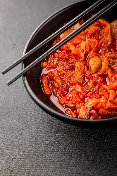 Kimçi salatalı lahana turşusu baharatlı baharatlı sebzeler lezzetli gurme yemek arkaplanı masanın üstünde rustik yiyecekler fotokopi alanı vejetaryen ve vejetaryen yemekleri.