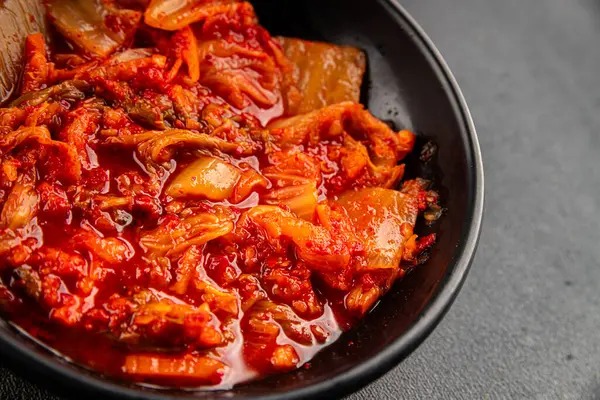 Kimçi salatalı lahana turşusu baharatlı baharatlı sebzeler lezzetli gurme yemek arkaplanı masanın üstünde rustik yiyecekler fotokopi alanı vejetaryen ve vejetaryen yemekleri.