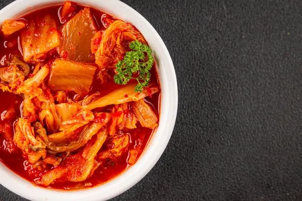 Kimçi salatalı lahana turşusu baharatlı baharatlı sebzeler lezzetli gurme yemek arkaplanı masanın üstünde rustik yiyecekler fotokopi alanı vejetaryen ve vejetaryen yemekleri.