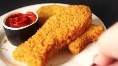 Balık kroketleri şekillendirilmiş balık nuggetları fast food taze lezzetli gurme yemek arkaplanı masa kırsal yiyeceklerin üst görünümü fotokopi alanı