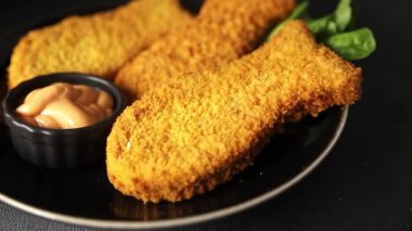 Balık kroketleri şekillendirilmiş balık nuggetları fast food taze lezzetli gurme yemek arkaplanı masa kırsal yiyeceklerin üst görünümü fotokopi alanı