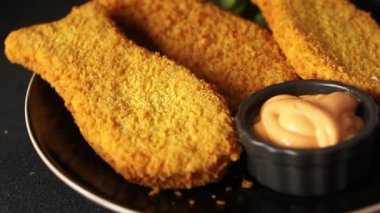 Balık kroketleri şekillendirilmiş balık nuggetları fast food taze lezzetli gurme yemek arkaplanı masa kırsal yiyeceklerin üst görünümü fotokopi alanı