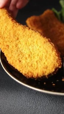 Balık kroketleri şekillendirilmiş balık nuggetları fast food taze lezzetli gurme yemek arkaplanı masa kırsal yiyeceklerin üst görünümü fotokopi alanı