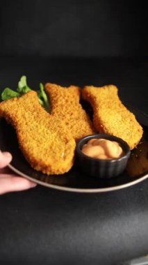 Balık kroketleri şekillendirilmiş balık nuggetları fast food taze lezzetli gurme yemek arkaplanı masa kırsal yiyeceklerin üst görünümü fotokopi alanı