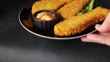 Balık kroketleri şekillendirilmiş balık nuggetları fast food taze lezzetli gurme yemek arkaplanı masa kırsal yiyeceklerin üst görünümü fotokopi alanı