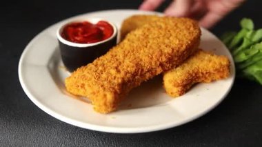 Balık kroketleri şekillendirilmiş balık nuggetları fast food taze lezzetli gurme yemek arkaplanı masa kırsal yiyeceklerin üst görünümü fotokopi alanı