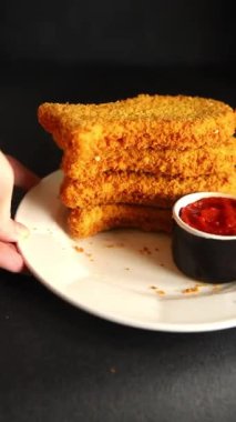 Balık kroketleri şekillendirilmiş balık nuggetları fast food taze lezzetli gurme yemek arkaplanı masa kırsal yiyeceklerin üst görünümü fotokopi alanı