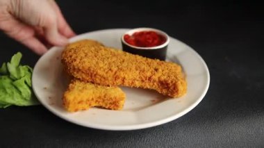 Balık kroketleri şekillendirilmiş balık nuggetları fast food taze lezzetli gurme yemek arkaplanı masa kırsal yiyeceklerin üst görünümü fotokopi alanı