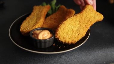 Balık kroketleri şekillendirilmiş balık nuggetları fast food taze lezzetli gurme yemek arkaplanı masa kırsal yiyeceklerin üst görünümü fotokopi alanı