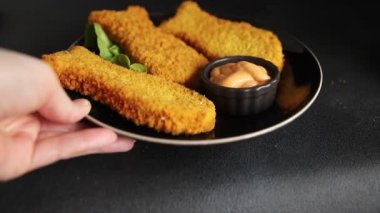 Balık kroketleri şekillendirilmiş balık nuggetları fast food taze lezzetli gurme yemek arkaplanı masa kırsal yiyeceklerin üst görünümü fotokopi alanı