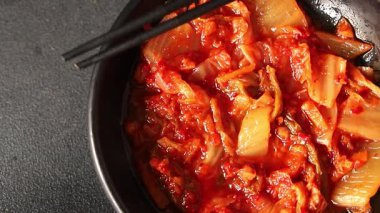 Kimçi salatalı lahana turşusu baharatlı baharatlı sebzeler lezzetli gurme yemek arkaplanı masanın üstünde rustik yiyecekler fotokopi alanı vejetaryen ve vejetaryen yemekleri.