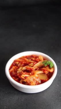 Kimçi salatalı lahana turşusu baharatlı baharatlı sebzeler lezzetli gurme yemek arkaplanı masanın üstünde rustik yiyecekler fotokopi alanı vejetaryen ve vejetaryen yemekleri.