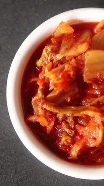 Kimçi salatalı lahana turşusu baharatlı baharatlı sebzeler lezzetli gurme yemek arkaplanı masanın üstünde rustik yiyecekler fotokopi alanı vejetaryen ve vejetaryen yemekleri.