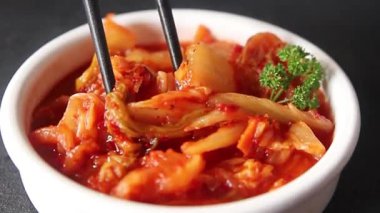 Kimçi salatalı lahana turşusu baharatlı baharatlı sebzeler lezzetli gurme yemek arkaplanı masanın üstünde rustik yiyecekler fotokopi alanı vejetaryen ve vejetaryen yemekleri.