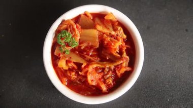 Kimçi salatalı lahana turşusu baharatlı baharatlı sebzeler lezzetli gurme yemek arkaplanı masanın üstünde rustik yiyecekler fotokopi alanı vejetaryen ve vejetaryen yemekleri.