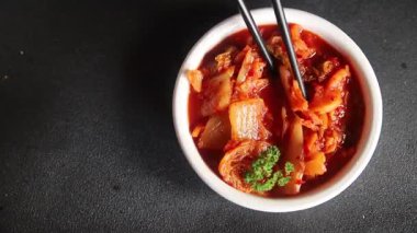 Kimçi salatalı lahana turşusu baharatlı baharatlı sebzeler lezzetli gurme yemek arkaplanı masanın üstünde rustik yiyecekler fotokopi alanı vejetaryen ve vejetaryen yemekleri.