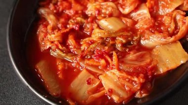 Kimçi salatalı lahana turşusu baharatlı baharatlı sebzeler lezzetli gurme yemek arkaplanı masanın üstünde rustik yiyecekler fotokopi alanı vejetaryen ve vejetaryen yemekleri.