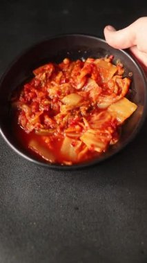 Kimçi salatalı lahana turşusu baharatlı baharatlı sebzeler lezzetli gurme yemek arkaplanı masanın üstünde rustik yiyecekler fotokopi alanı vejetaryen ve vejetaryen yemekleri.