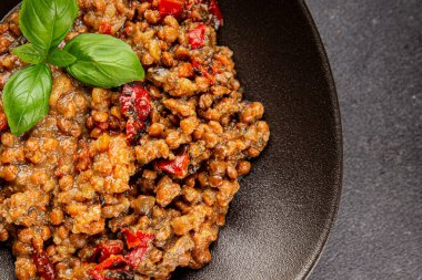 Mercimek tabağı sebzeleri ve kavrulmuş biberler lezzetli sebzeler taze vejetaryen ve vejetaryen yemek arka planı masanın üstünde rustik yiyecekler fotokopi alanı keto ve paleo diyeti