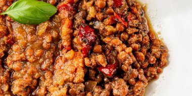 Mercimek tabağı sebzeleri ve kavrulmuş biberler lezzetli sebzeler taze vejetaryen ve vejetaryen yemek arka planı masanın üstünde rustik yiyecekler fotokopi alanı keto ve paleo diyeti